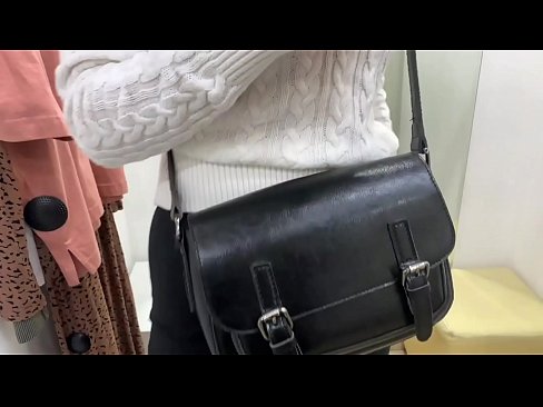 ❤️ 試着室でディルドを使った若い雌犬フェラルベリーの公開オナニー ☑ ポルノ ❌️