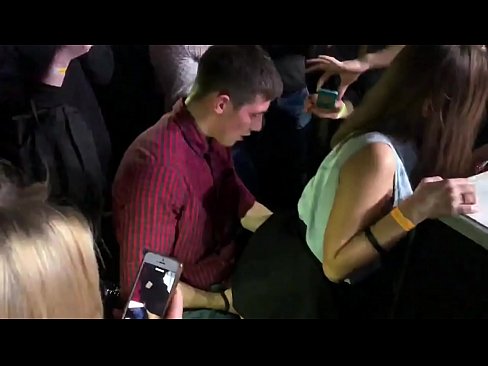 ❤️ ロシアのナイトクラブでリアルセックス。18歳のロシア人少女がナイトクラブで肛門と膣を犯される ☑ ポルノ ❌️